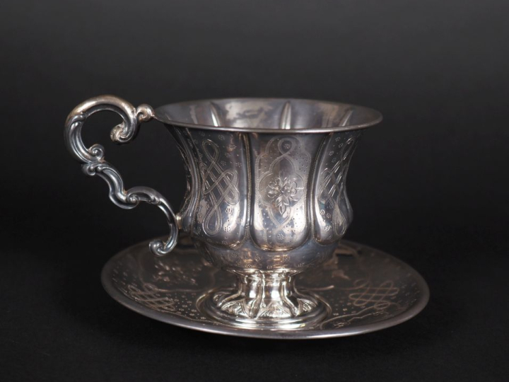 Tasse et sous tasse en argent, Napoléon III, poinçon Minerve, décor gr