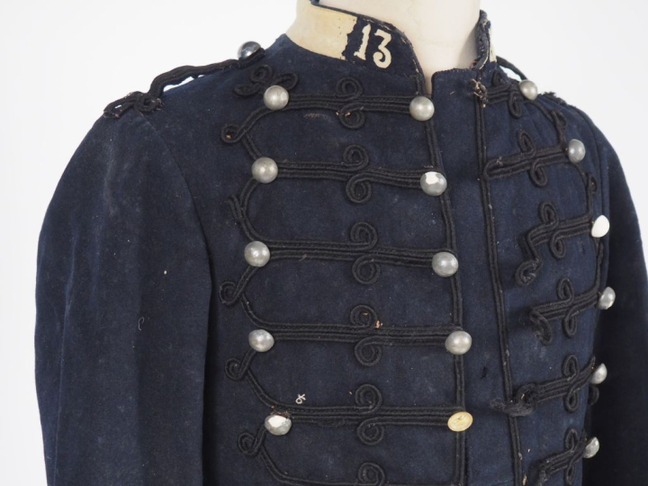 Dolman du 13e dragons. En drap bleu à brandebourgs et épaulettes trèfl