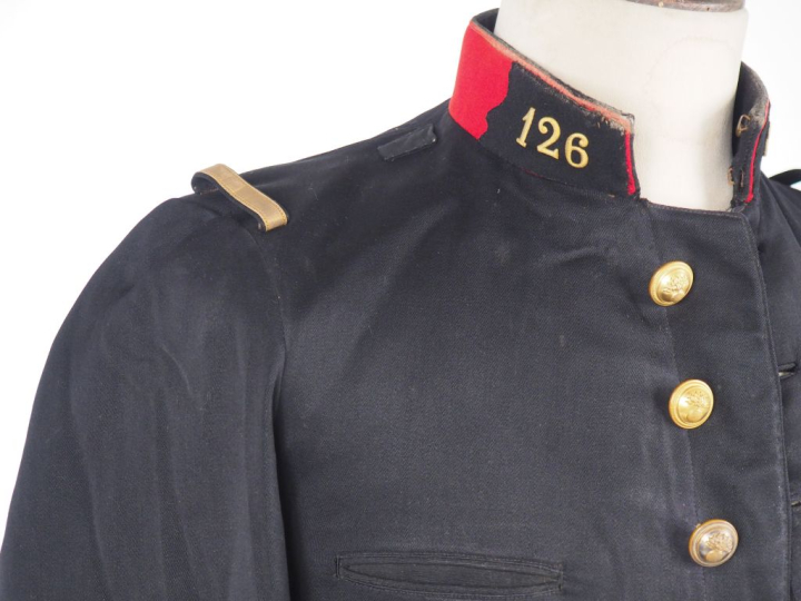 Tunique de lieutenant du 126e de ligne.  En drap noir à collet et patt