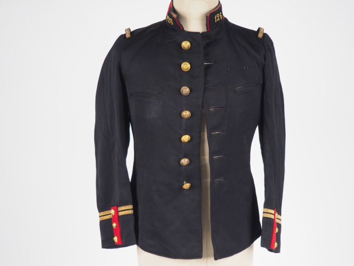 Tunique de lieutenant du 126e de ligne.  En drap noir à collet et patt