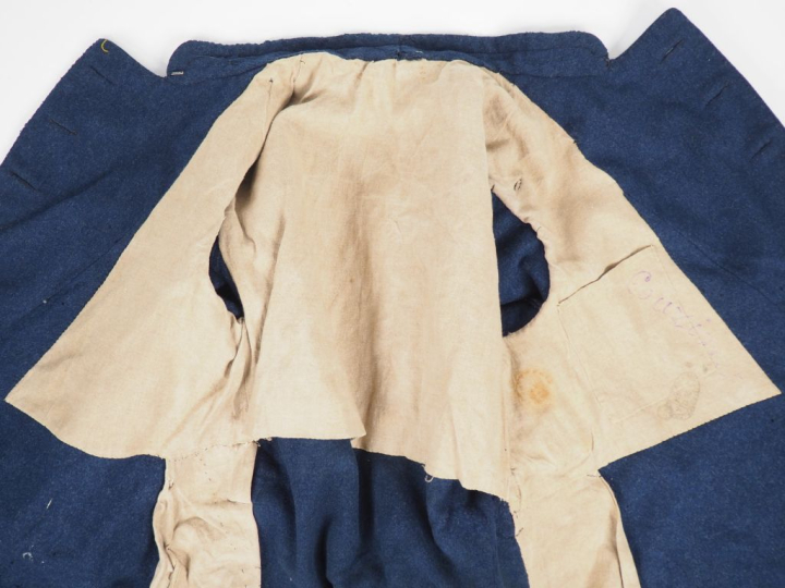 Capote d’infanterie modèle 1877.  En drap gris de fer bleuté à double 