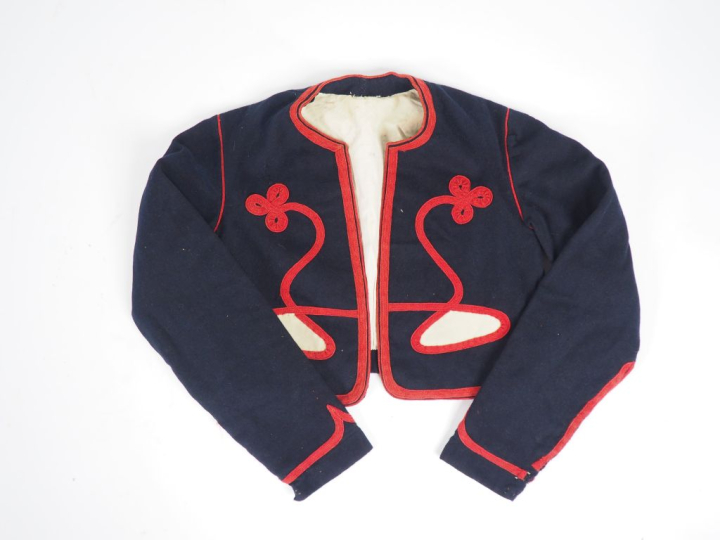Boléro du 2e régiment de zouave. En drap bleu et galon écarlate. Tombo