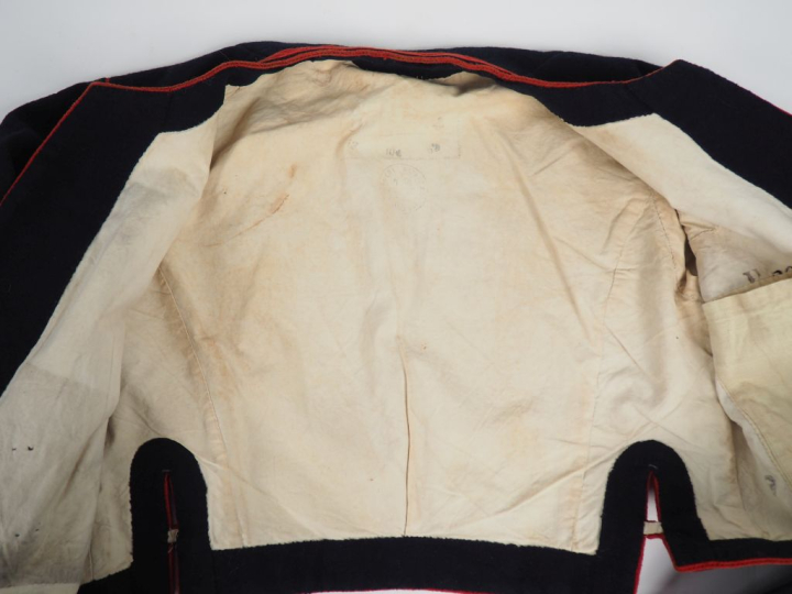 Boléro du 2e régiment de zouave. En drap bleu et galon écarlate. Tombo