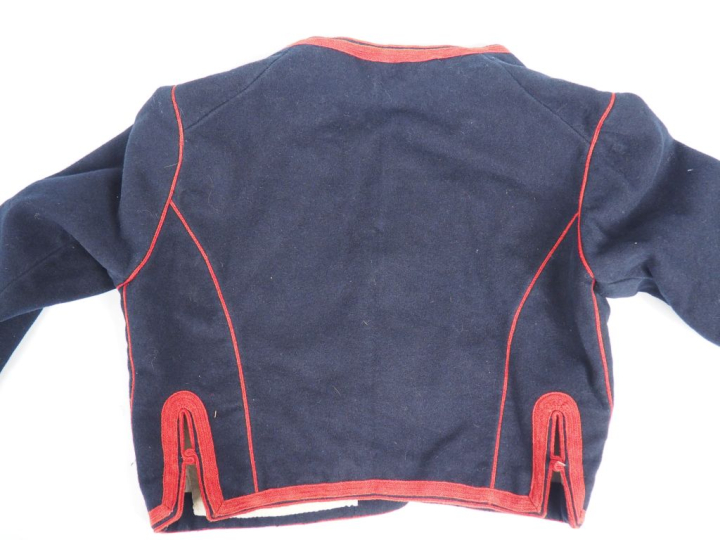 Boléro du 2e régiment de zouave. En drap bleu et galon écarlate. Tombo