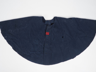 Vente aux enchères Rotonde de manteau. En drap gris de fer bleuté, fermant par quatre bou