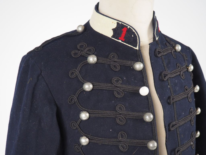 Dolman de sous-officier du 1er régiment de dragons.  En drap bleu. Col