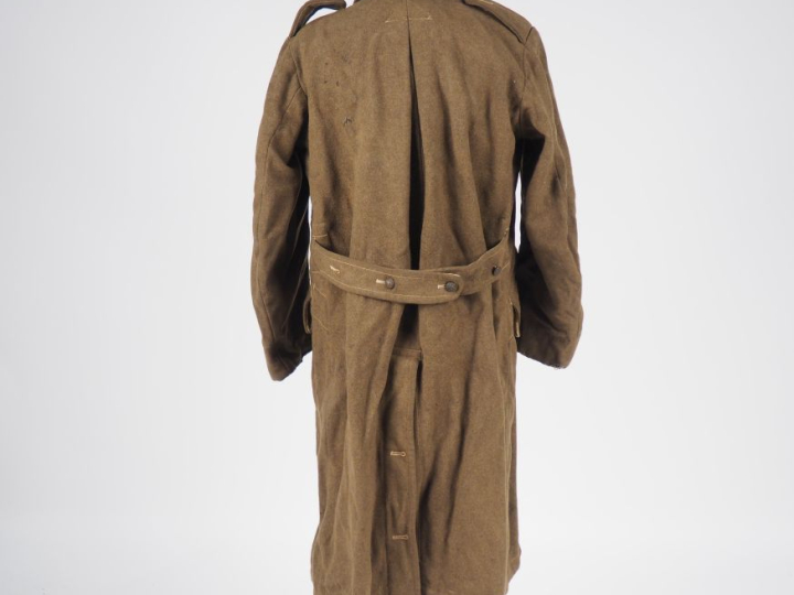 Capote en drap kaki britannique.  En drap kaki à deux poches de côté. 