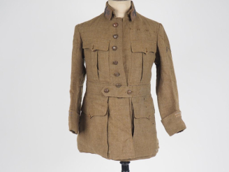 Vente aux enchères Tenue en drap kaki de lieutenant du 127e de ligne.  En drap kaki, à pa