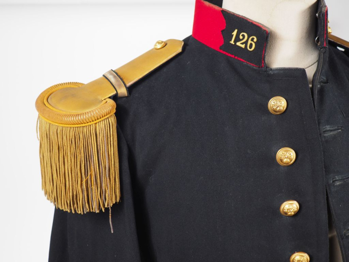 Tunique de lieutenant du 126e de ligne.  En drap noir à collet et patt