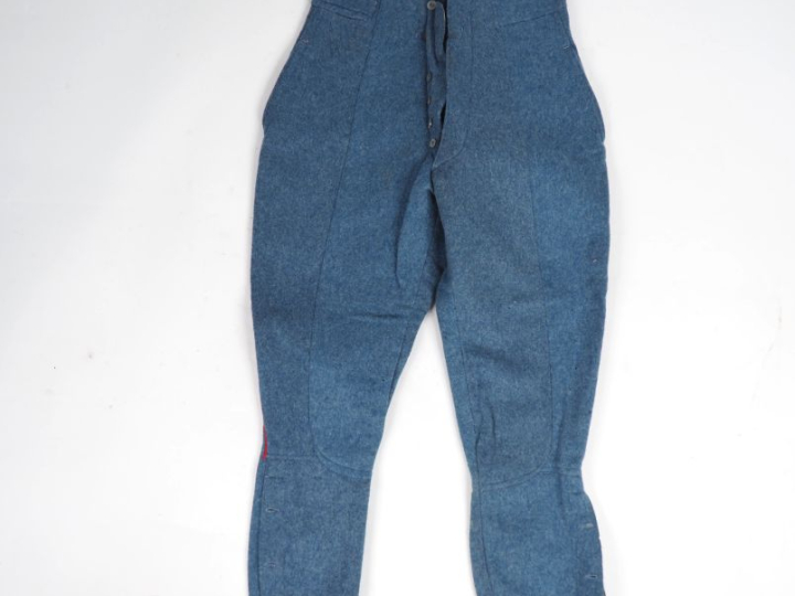 Culotte d’artillerie en drap bleu horizon, à passepoil écarlate.  Cach