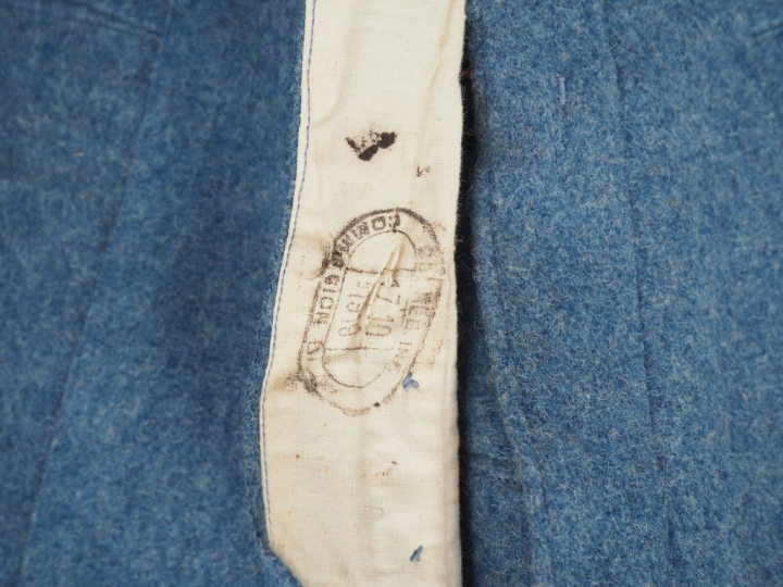 Culotte d’artillerie en drap bleu horizon, à passepoil écarlate.  Cach