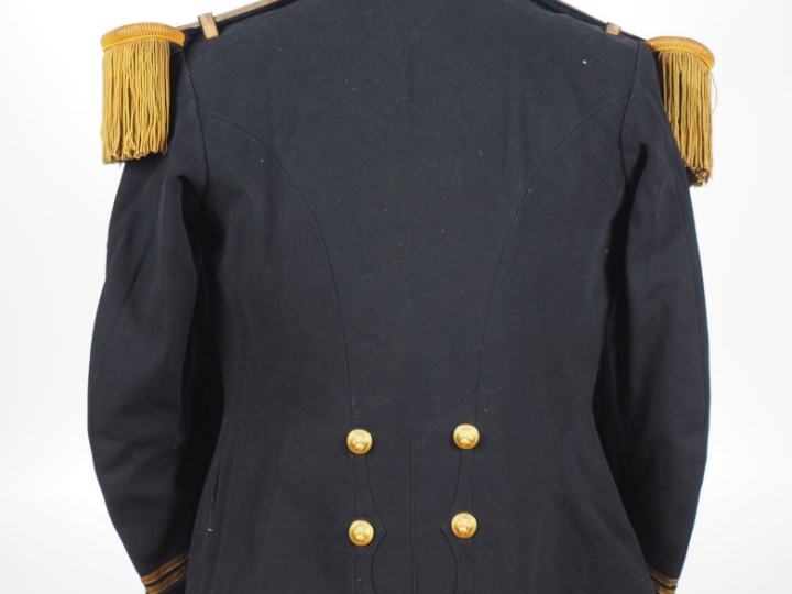 Tunique de lieutenant du 126e de ligne.  En drap noir à collet et patt