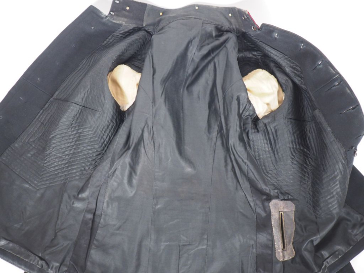 Tunique de lieutenant du 126e de ligne.  En drap noir à collet et patt