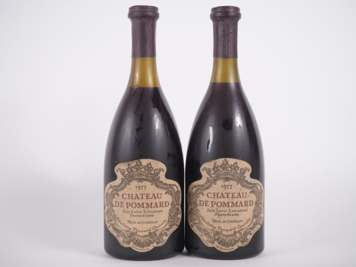 2 BOUTEILLES CHÂTEAU DE POMMARD - 1977 - 1 à 3 CM/1 à 3,5 CM/1 ETLA/BL