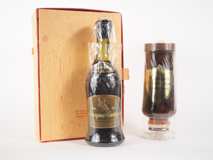 1 COFFRET CASTAGNON : 1 ARMAGNAC 'HORS D'ÂGE' - 1 MIRABELLE à L'ANCIEN