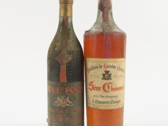 Vente aux enchères 2 VIEILLES BOUTEILLES SÈVE : 1 FORT GRANDE CRÈME DE VIEIL ARMAGNAC - 1