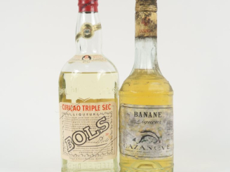 Vente aux enchères 2 BOUTEILLES : 1 CURACAO TRIPLE SEC BOLS - 1 LIQUEUR BANANE CAZANOVE