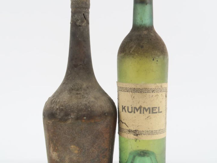 2 VIELLES BOUTEILLES : 1 KUMMEL - 1 LA JACQUELINE A. VIALADE CARCASSON