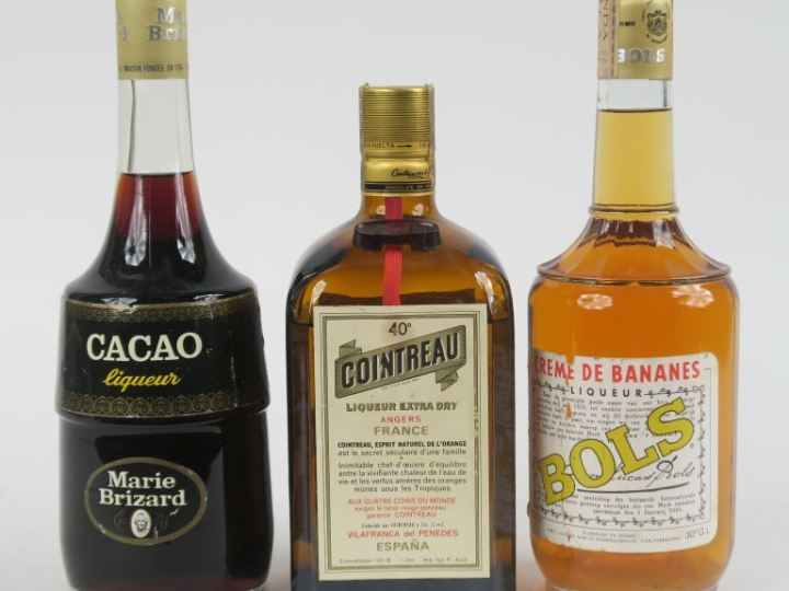 3 BOUTEILLES : 1 COINTREAU (1 L) - 1 CREME DE BANANES BOLS - 1 CACAO L