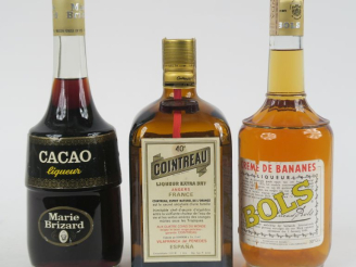 Vente aux enchères 3 BOUTEILLES : 1 COINTREAU (1 L) - 1 CREME DE BANANES BOLS - 1 CACAO L