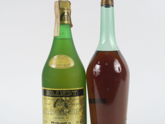 Vente aux enchères 2 BOUTEILLES : 1 BRANDY NAPOLEON - 1 ARMAGNAC CLOS DES DUCS SE