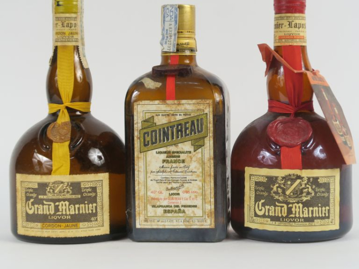 3 VIEILLES BOUTEILLES : 1 COINTREAU - 1 GRAND MARNIER CORDON ROUGE - 1