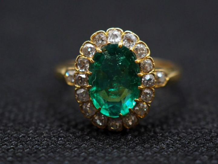 Ravissante bague de forme marguerite en or jaune 750, sertie en son ce