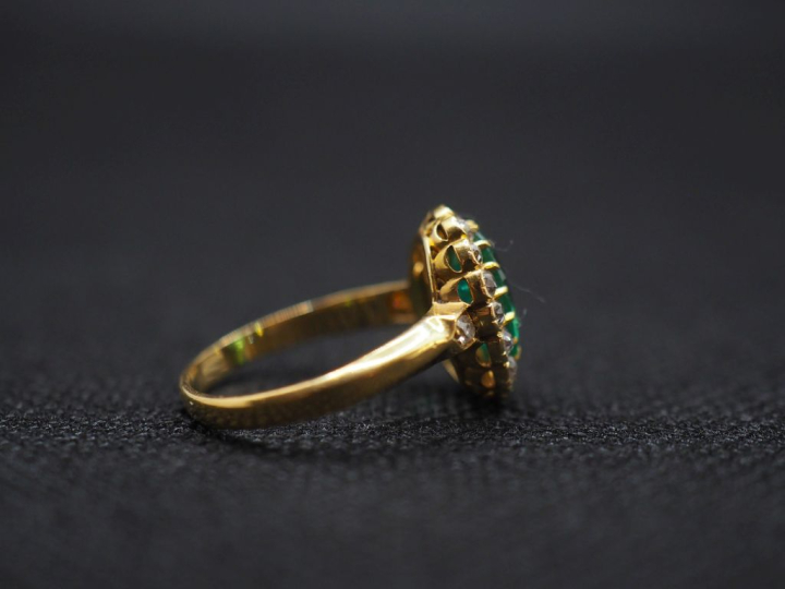 Ravissante bague de forme marguerite en or jaune 750, sertie en son ce