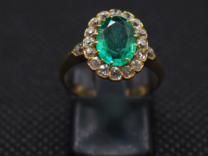 Ravissante bague de forme marguerite en or jaune 750, sertie en son ce