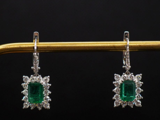 Vente aux enchères Paire de perce oreilles en or blanc 750, ornés d'une pendeloque sertie