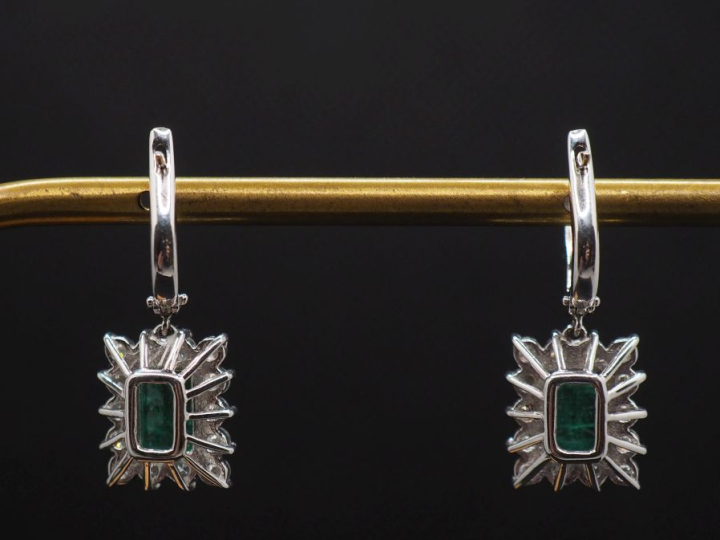 Paire de perce oreilles en or blanc 750, ornés d'une pendeloque sertie