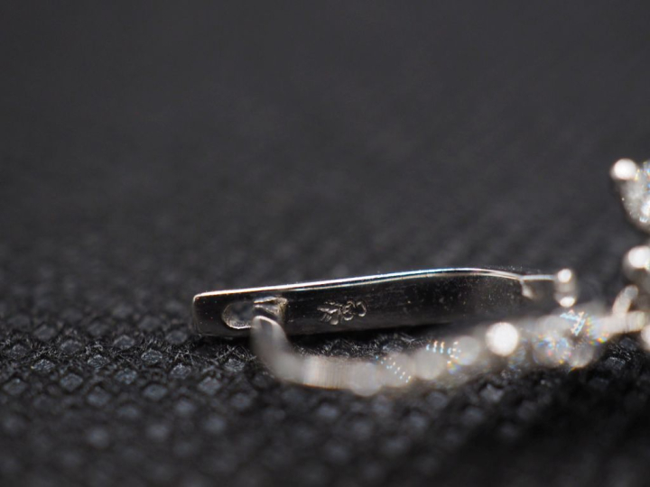 Paire de perce oreilles en or blanc 750, ornés d'une pendeloque sertie