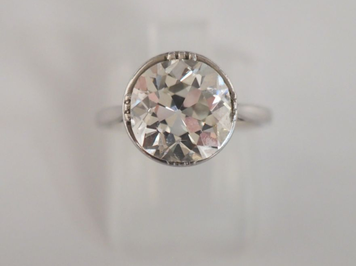 Bague de forme solitaire en or blanc 750, sertie en son centre d'un di