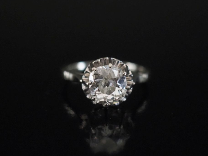 Bague de forme solitaire en or 750, sertie d'un diamant taille ancienn
