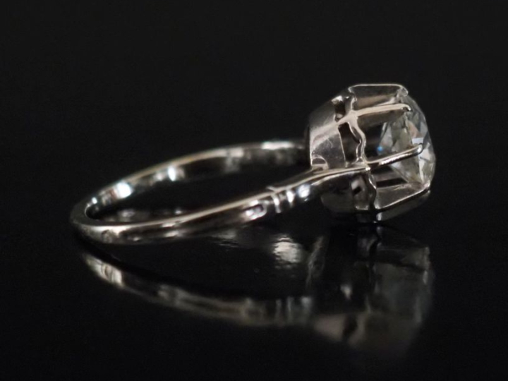 Bague de forme solitaire en or 750, sertie d'un diamant taille ancienn