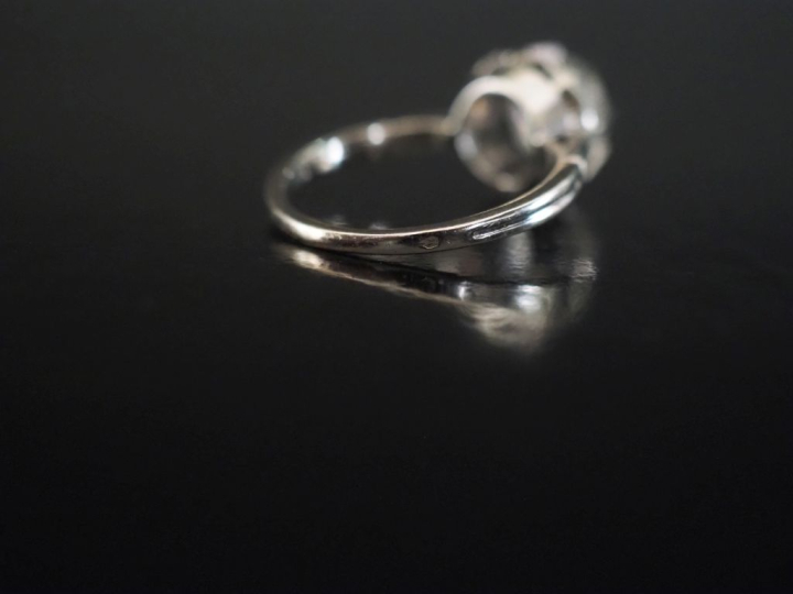 Bague de forme solitaire en or 750, sertie d'un diamant taille ancienn