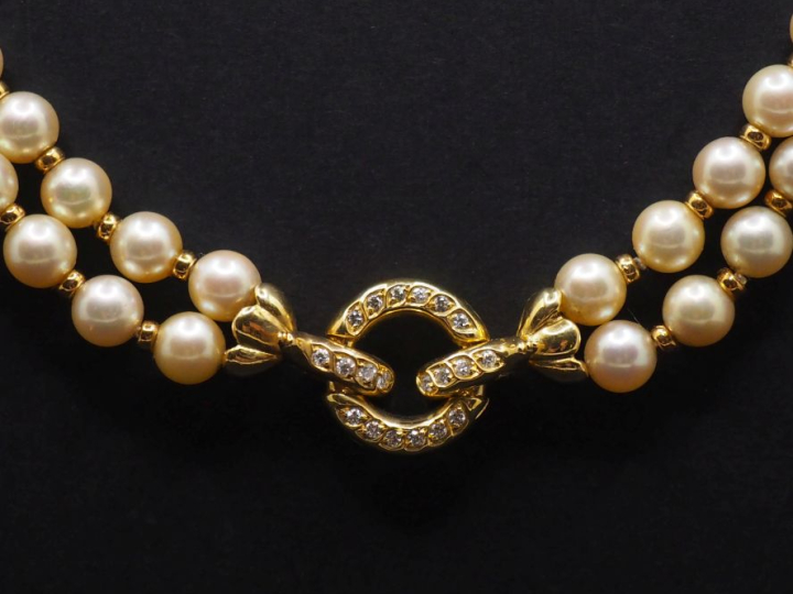 Collier deux rangs de perles blanches et perles en or alternées, orné 