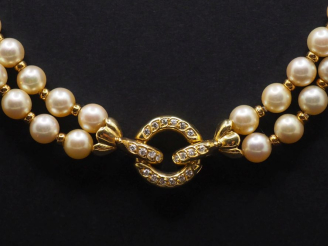 Vente aux enchères Collier deux rangs de perles blanches et perles en or alternées, orné 
