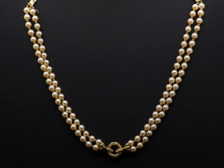 Collier deux rangs de perles blanches et perles en or alternées, orné 