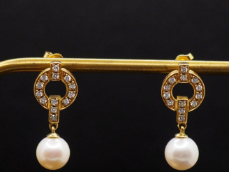 Vente aux enchères Paire de perces oreilles en or jaune 750, sertis de petits diamants et