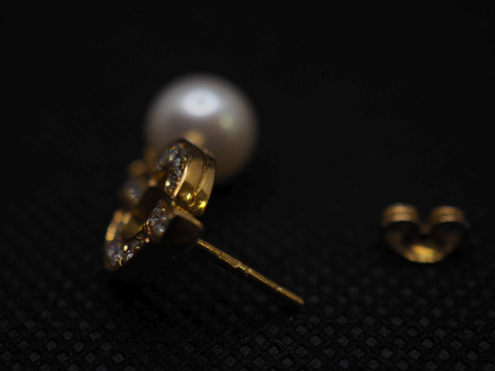 Paire de perces oreilles en or jaune 750, sertis de petits diamants et