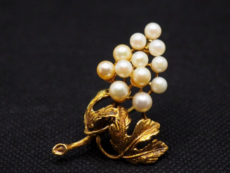 Vente aux enchères Broche en or jaune 750 er perles blanches en forme de grappe de raisin