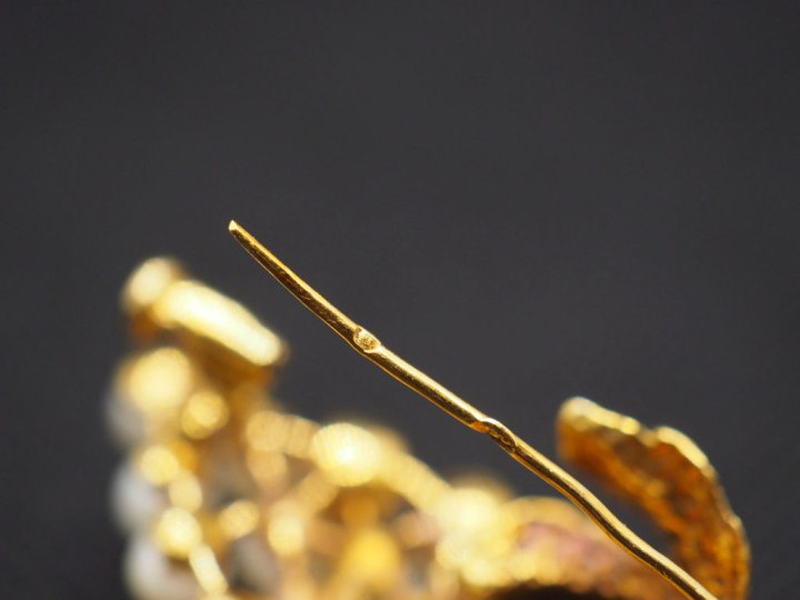 Broche en or jaune 750 er perles blanches en forme de grappe de raisin