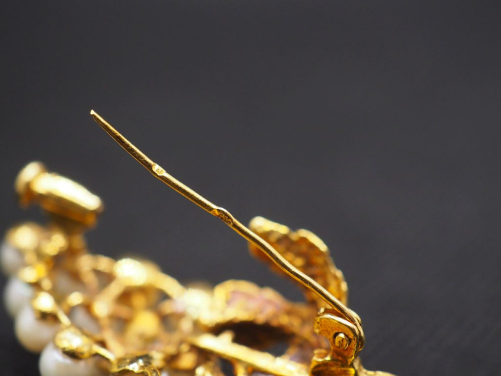 Broche en or jaune 750 er perles blanches en forme de grappe de raisin