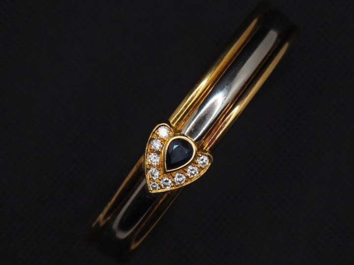 Bracelet jonc deux tons d'or 750, orné d'un saphir en forme de goutte 