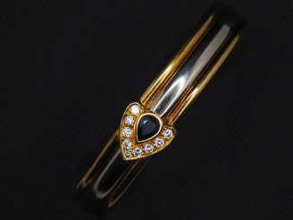 Vente aux enchères Bracelet jonc deux tons d'or 750, orné d'un saphir en forme de goutte 