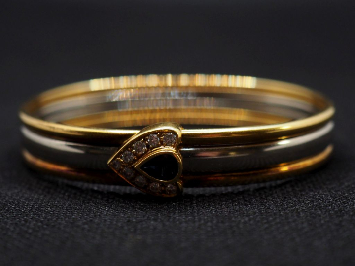 Bracelet jonc deux tons d'or 750, orné d'un saphir en forme de goutte 