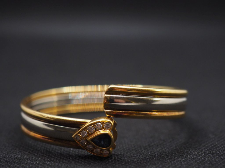 Bracelet jonc deux tons d'or 750, orné d'un saphir en forme de goutte 