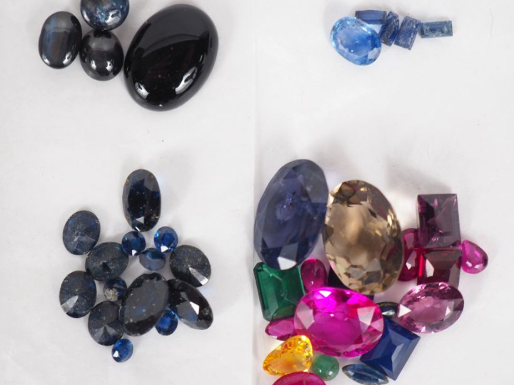 Ensemble de pierres précieuses ou semi précieuses sur papier comprenan