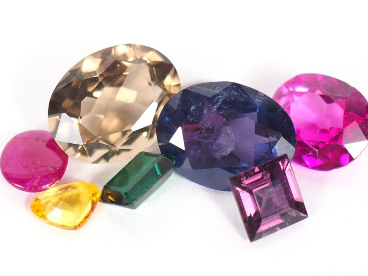 Ensemble de pierres précieuses ou semi précieuses sur papier comprenan